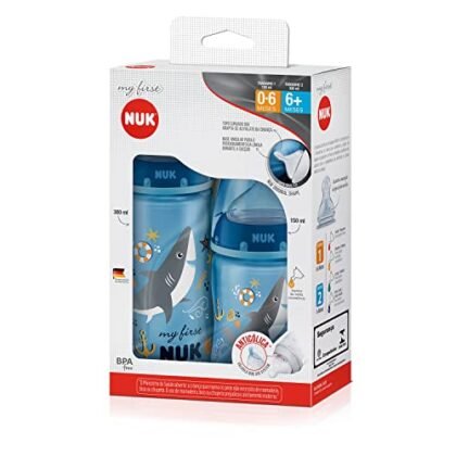 Mamadeira NUK azul para bebê.