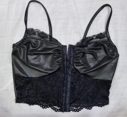 CROPPED EM RENDA COM CIRRÊ, COLCHETES E ARO DE SUSTENTAÇÃO – Imagem 1 [nsid:704431201]