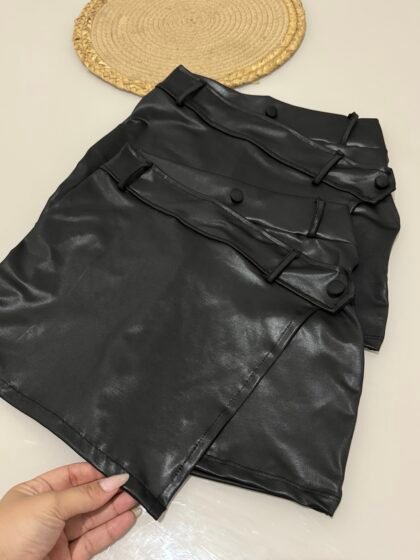SHORT SAIA EM CIRRÊ ACETINADO COM BOTÃO ENCAPADO – Imagem 1 [nsid:890922544]