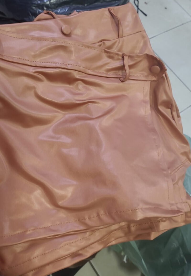 SHORT SAIA EM CIRRÊ ACETINADO COM BOTÃO ENCAPADO – Imagem 2 [nsid:890923160]