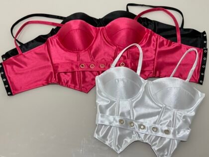 CROPPED EM MALHA PRADA COM ILHÓS DE BRILHO, BOJO E REGULAGEM NAS COSTAS – Imagem 1 [nsid:929431231]