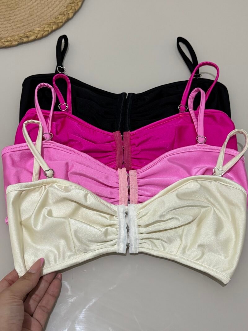 CROPPED LOVE EM POLIAMIDA ACETINADA COM DETALHE EM CORAÇÃO, COLCHETES E REGULAGEM NAS ALÇAS – Imagem 3 [nsid:945202138]