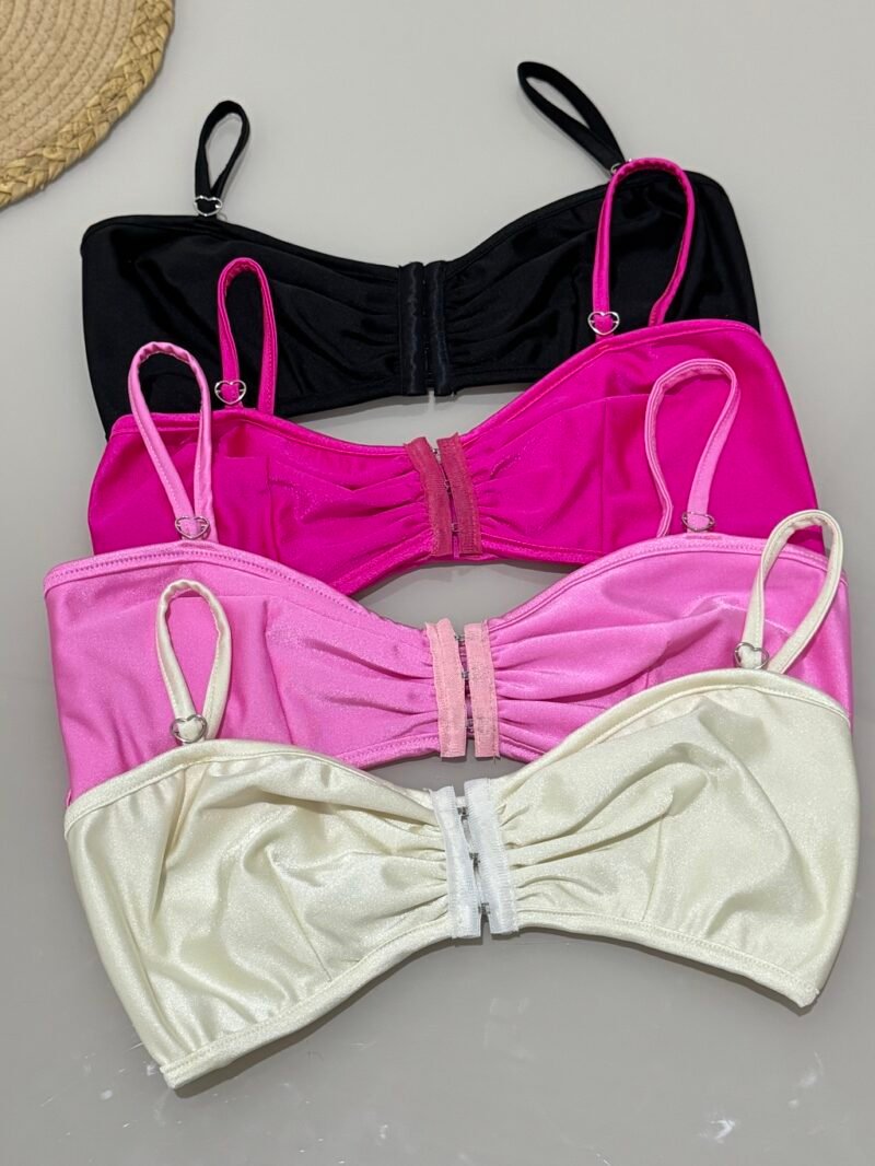 CROPPED LOVE EM POLIAMIDA ACETINADA COM DETALHE EM CORAÇÃO, COLCHETES E REGULAGEM NAS ALÇAS – Imagem 1 [nsid:945202141]