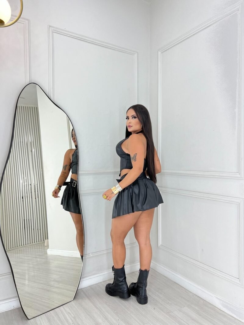 SHORT SAIA COLEGIAL EM CIRRÊ ACETINADO COM DETALHE PRATA – Imagem 4 [nsid:885285084]