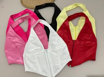 CROPPED KIMBERLY EM CIRRÊ ACETINADO COM ZÍPER E BARBATANAS – Imagem 1 [nsid:978354981]