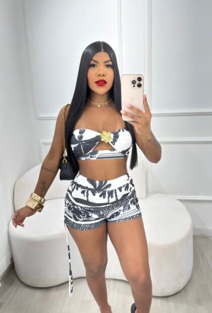 CONJUNTO ESTAMPA DIGITAL COM DETALHE EM FLOR, SHORT COM FRANZIDO LATERAL EM MALHA SUPLEX – Imagem 1 [nsid:978361137]