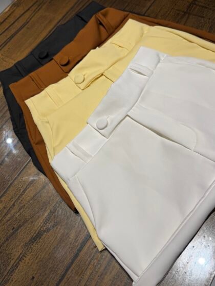 SHORT EM ALFAIATARIA COM BOTÃO ENCAPADO, ZÍPER E BOLSO – Imagem 1 [nsid:990967056]
