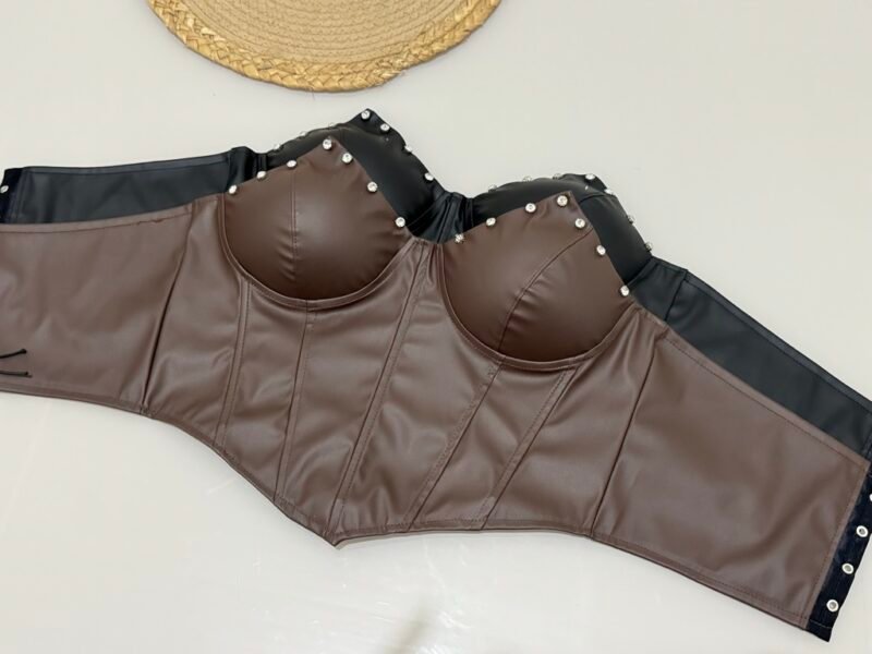 CORSELET CRAVEJADO EM COURO FAKE COM BARBATANAS, BOJO E REGULAGEM NAS COSTAS – Imagem 2 [nsid:907628512]