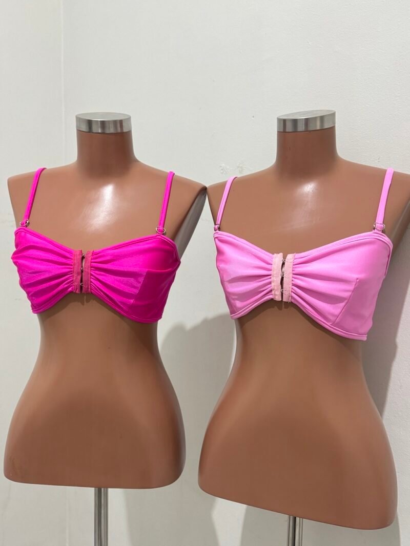 CROPPED LOVE EM POLIAMIDA ACETINADA COM DETALHE EM CORAÇÃO, COLCHETES E REGULAGEM NAS ALÇAS – Imagem 3 [nsid:945202134]