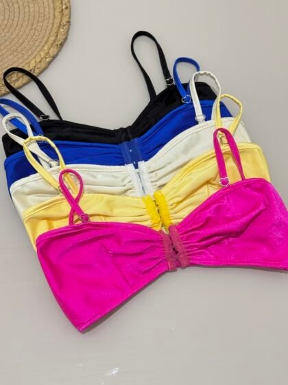 CROPPED LOVE EM POLIAMIDA ACETINADA COM DETALHE EM CORAÇÃO, COLCHETES E REGULAGEM NAS ALÇAS – Imagem 1 [nsid:950450024]