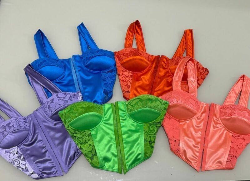 CORSELET FLORA EM MALHA PRADA ACETINADO COM RENDA, BOJO, COLCHETES E ALÇA – Imagem 1 [nsid:690061445]