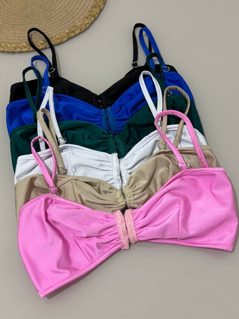 CROPPED LOVE EM POLIAMIDA ACETINADA COM DETALHE EM CORAÇÃO, COLCHETES E REGULAGEM NAS ALÇAS – Imagem 1 [nsid:1003631109]