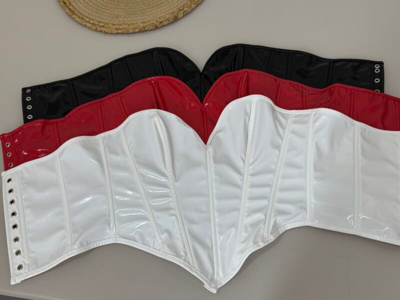 CORSELET EM VINIL COM BARBATANAS E REGULAGEM ATRÁS – Imagem 5 [nsid:1010613320]