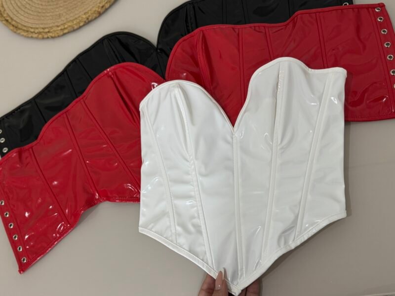 CORSELET EM VINIL COM BARBATANAS E REGULAGEM ATRÁS – Imagem 2 [nsid:1010613290]