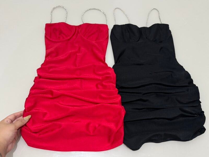VESTIDO MEIA TAÇA EM POLIAMIDA ACETINADA COM ALÇA DE BRILHO, ARO DE SUSTENTAÇÃO E FRANZIDO LATERAL – Imagem 4 [nsid:771895740]