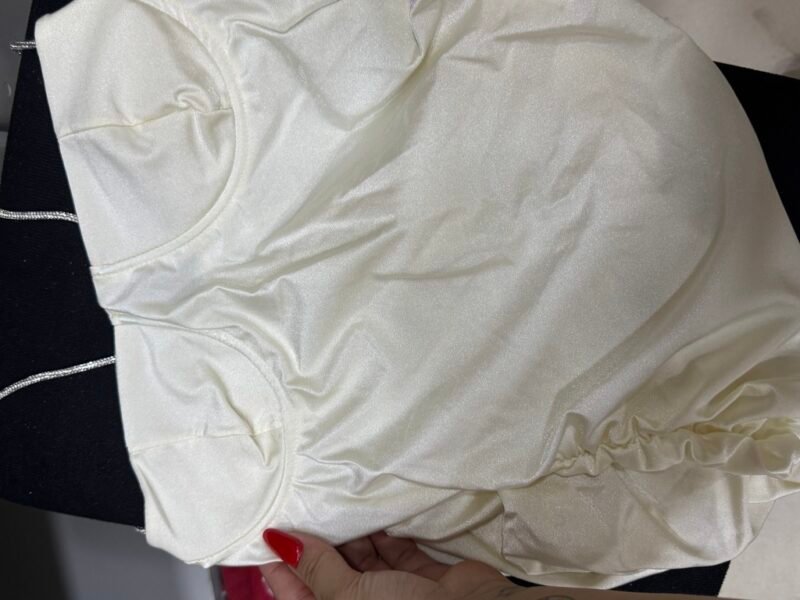 VESTIDO MEIA TAÇA EM POLIAMIDA ACETINADA COM ALÇA DE BRILHO, ARO DE SUSTENTAÇÃO E FRANZIDO LATERAL – Imagem 8 [nsid:787994617]